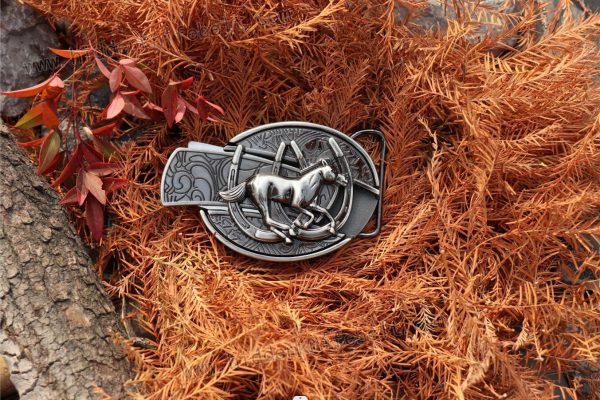 A hidden knife belt buckle with a horseshoe carving pattern in western cowboy style