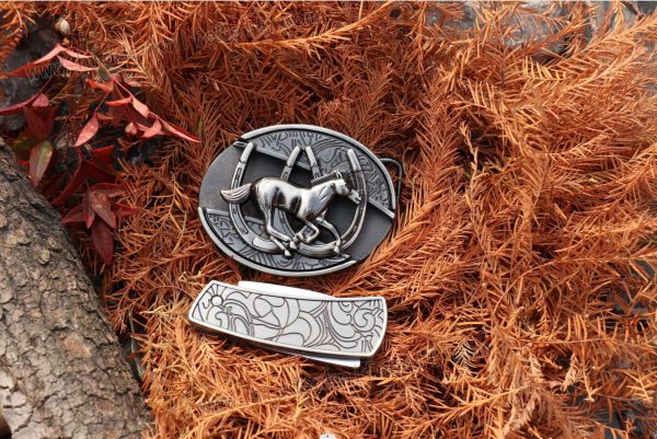 A hidden knife belt buckle with a horseshoe carving pattern in western cowboy style