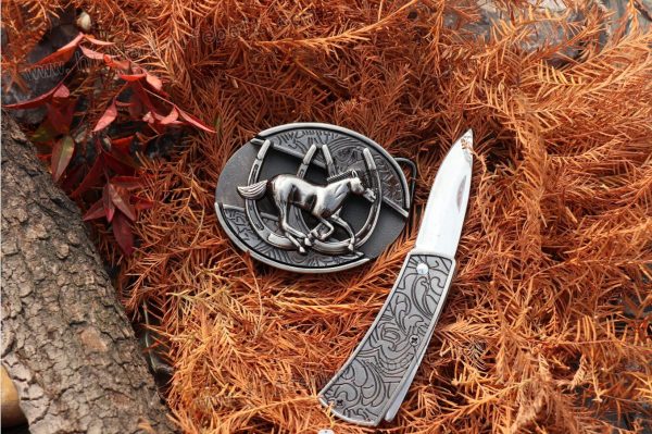 A hidden knife belt buckle with a horseshoe carving pattern in western cowboy style
