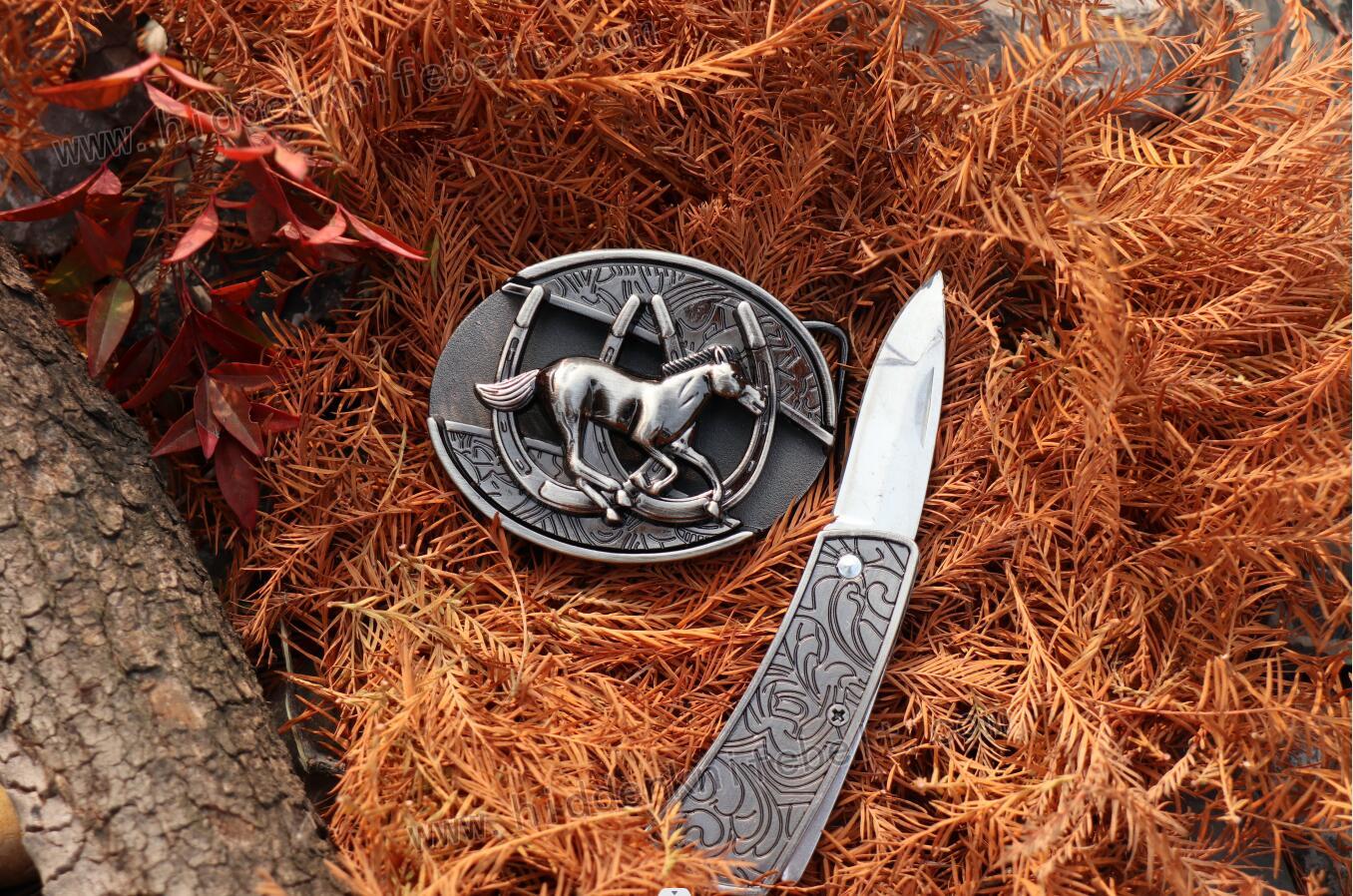 A hidden knife belt buckle with a horseshoe carving pattern in western cowboy style